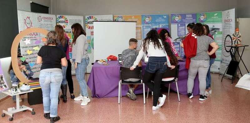 Alumnado del ciclo de Igualdad de Género del ciclo IES Lila elaborando talleres para el 25N (Foto Alejandro Ramos)